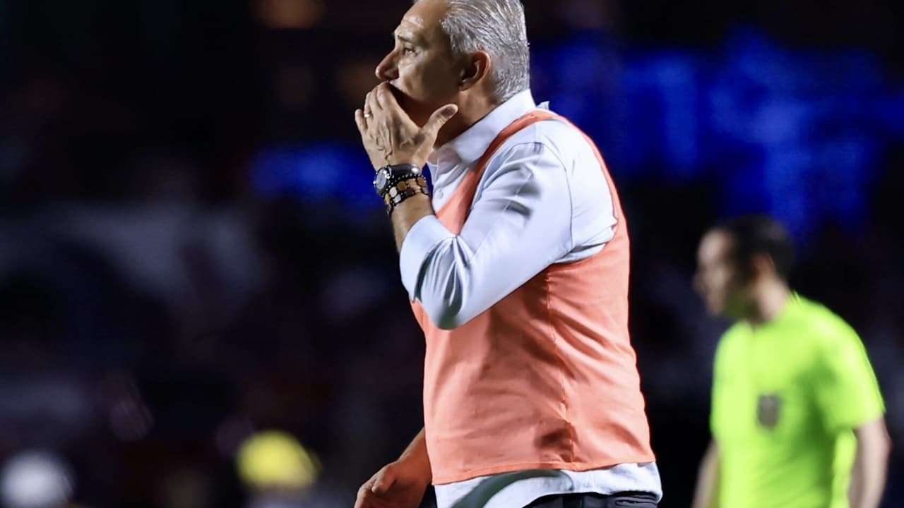 Torcedores do Flamengo criticam decisões de Tite após derrota para o São Paulo
