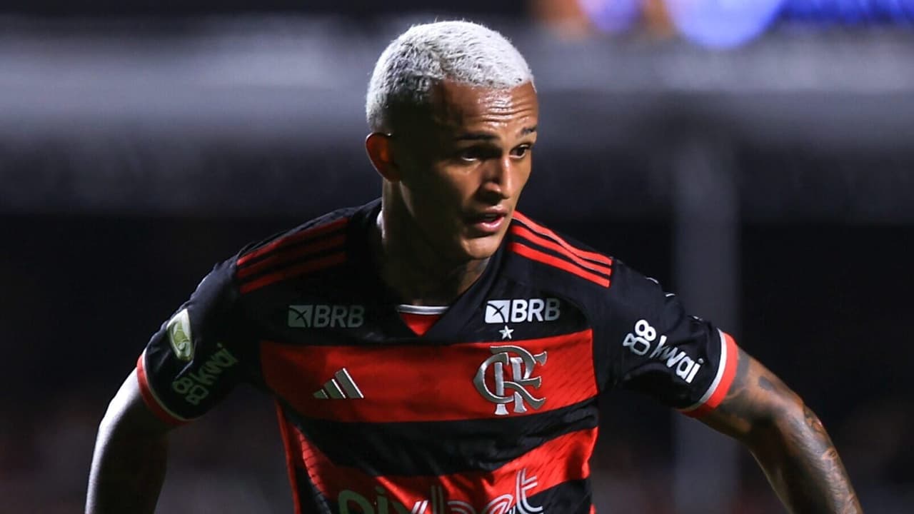 Wesley do Flamengo tem carro de luxo roubado no Rio de Janeiro.