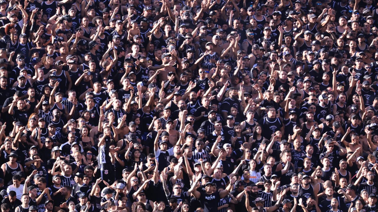 Torcedores reagem de forma inusitada após lance com Fagner em partida do Corinthians.