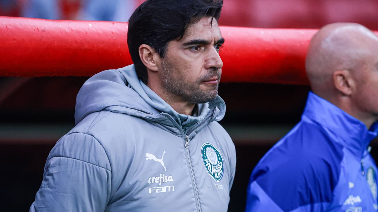 Abel Ferreira explica gesto que resultou em expulsão em decisão entre Palmeiras e Flamengo