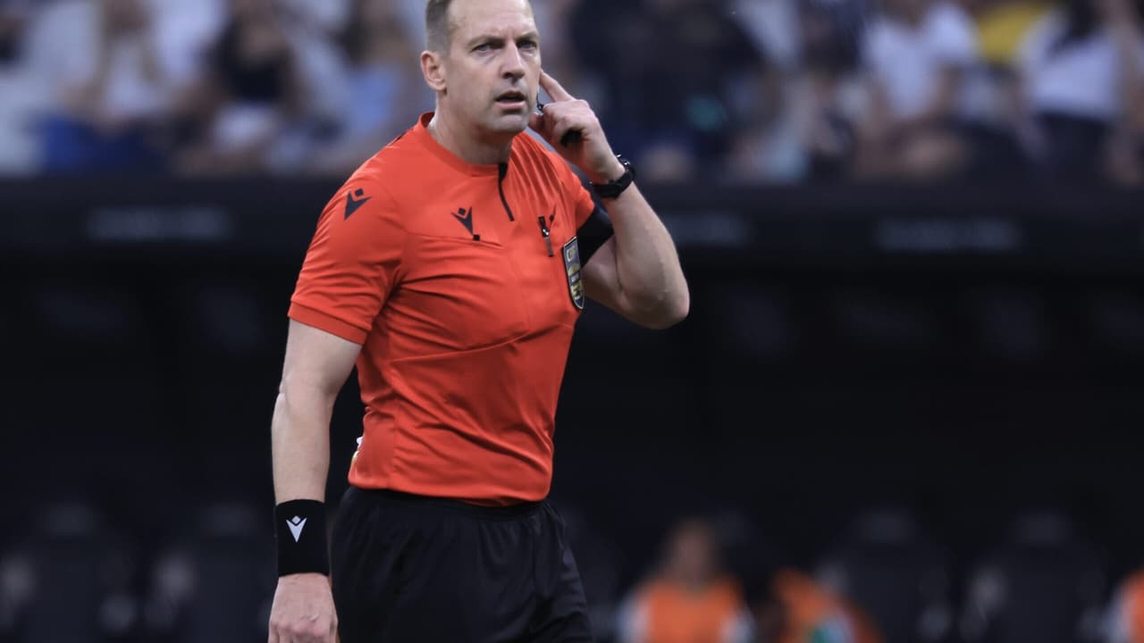 Torcedores criticam arbitragem por não marcar pênalti em jogo do Corinthians.