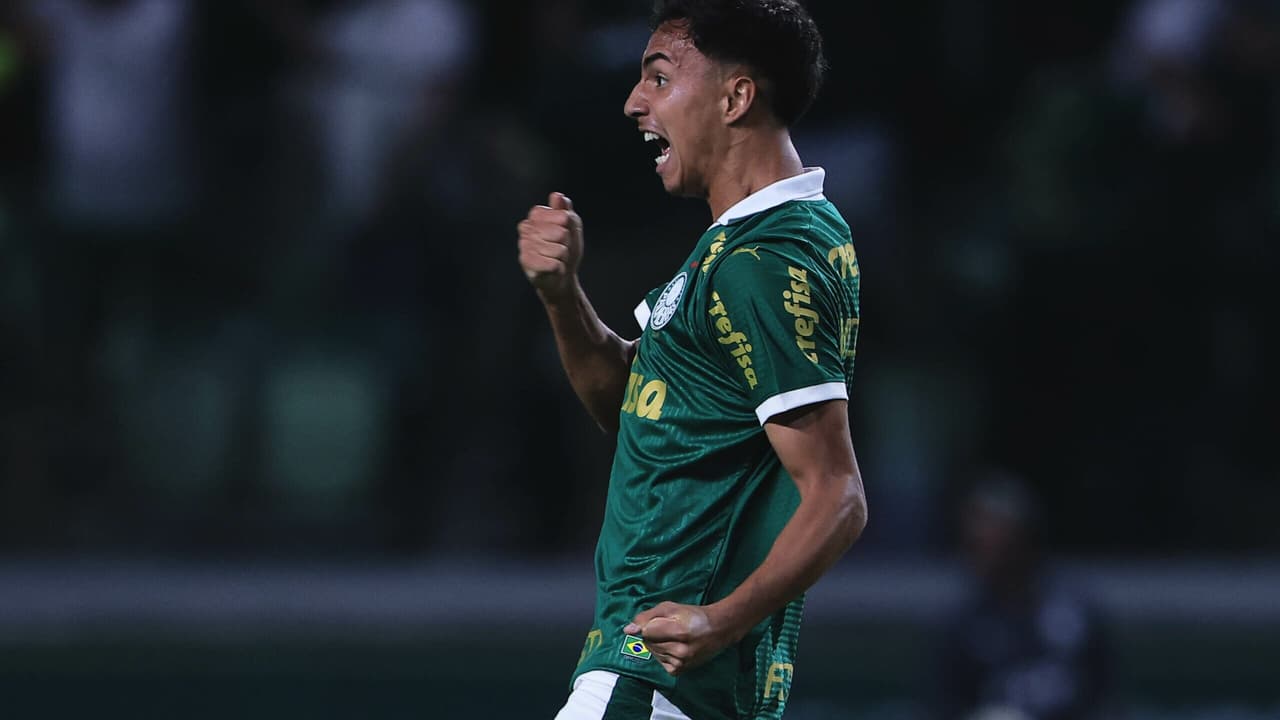 Vitor Reis mantém titularidade na zaga do Palmeiras com contrato renovado.