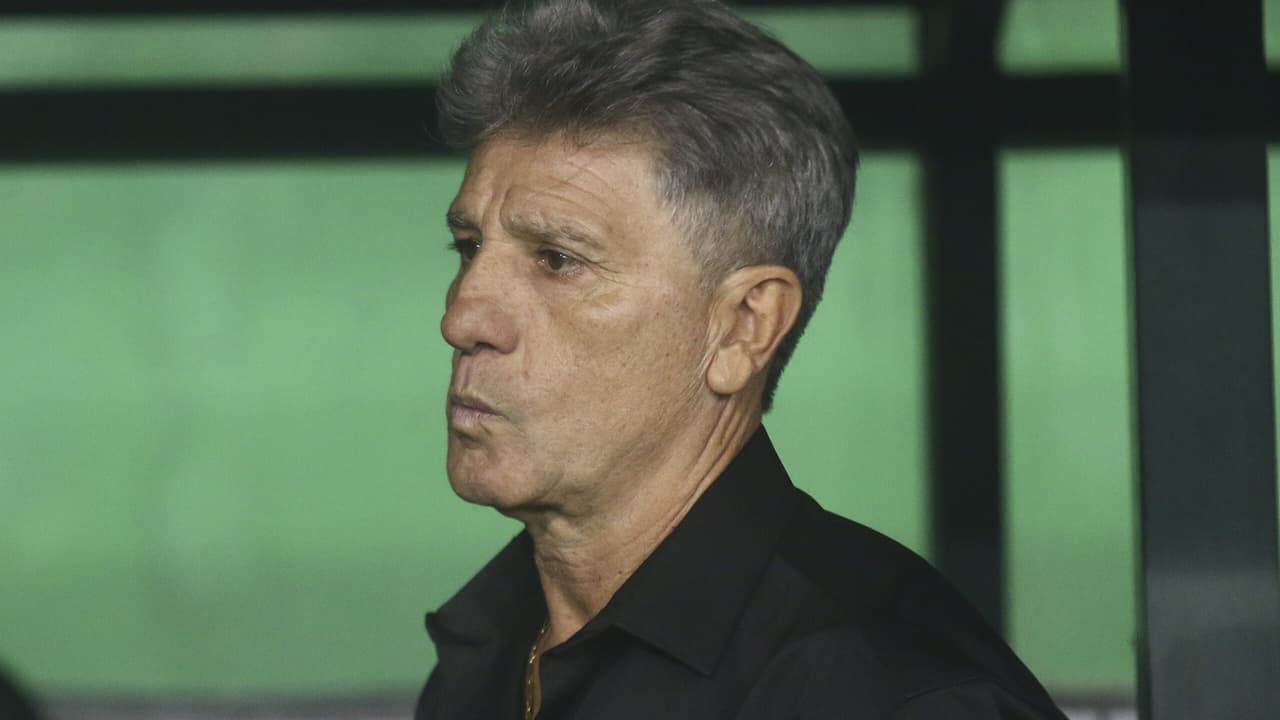 Grêmio planeja venda de atacante em meio a pressão para saída, afirma Portaluppi.