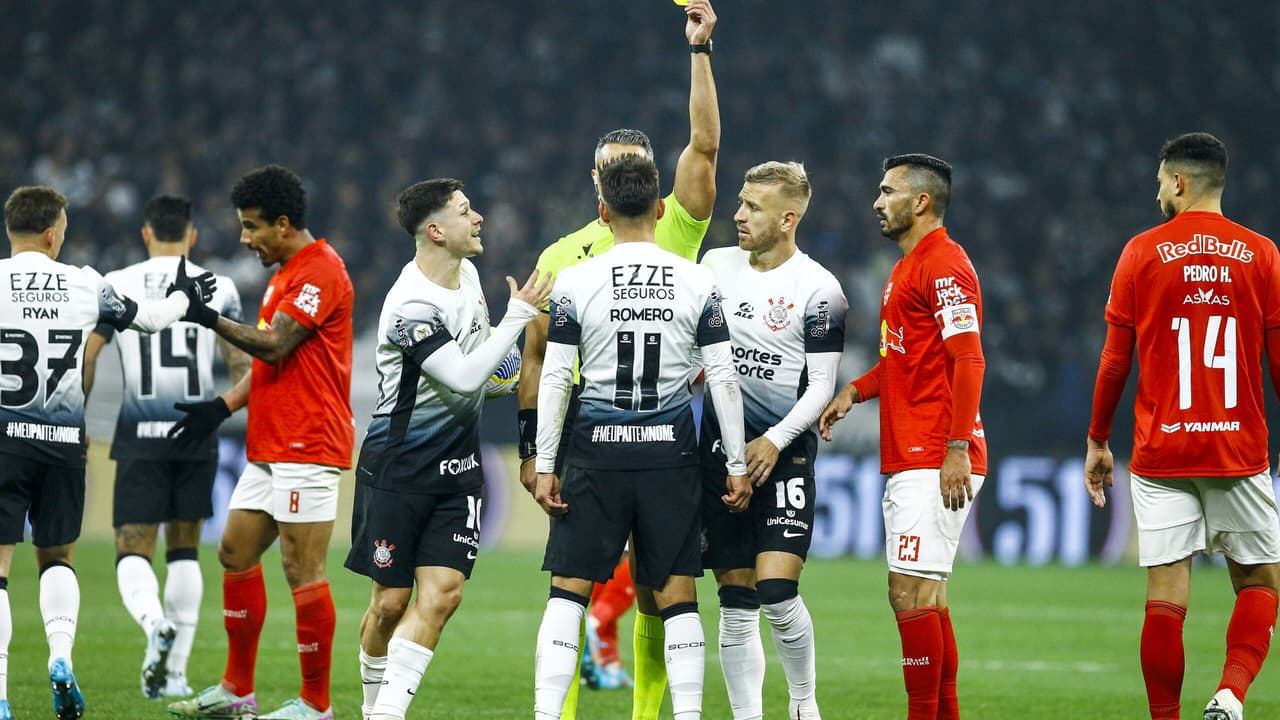 Torcedores criticam titular do Corinthians por falta de eficiência no ataque.