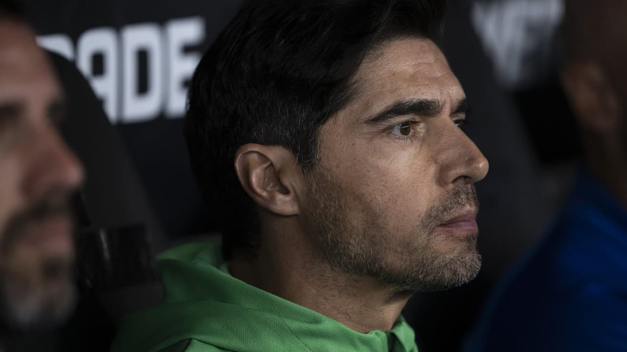 Abel Ferreira justifica opção por Estêvão e Felipe Anderson no banco.