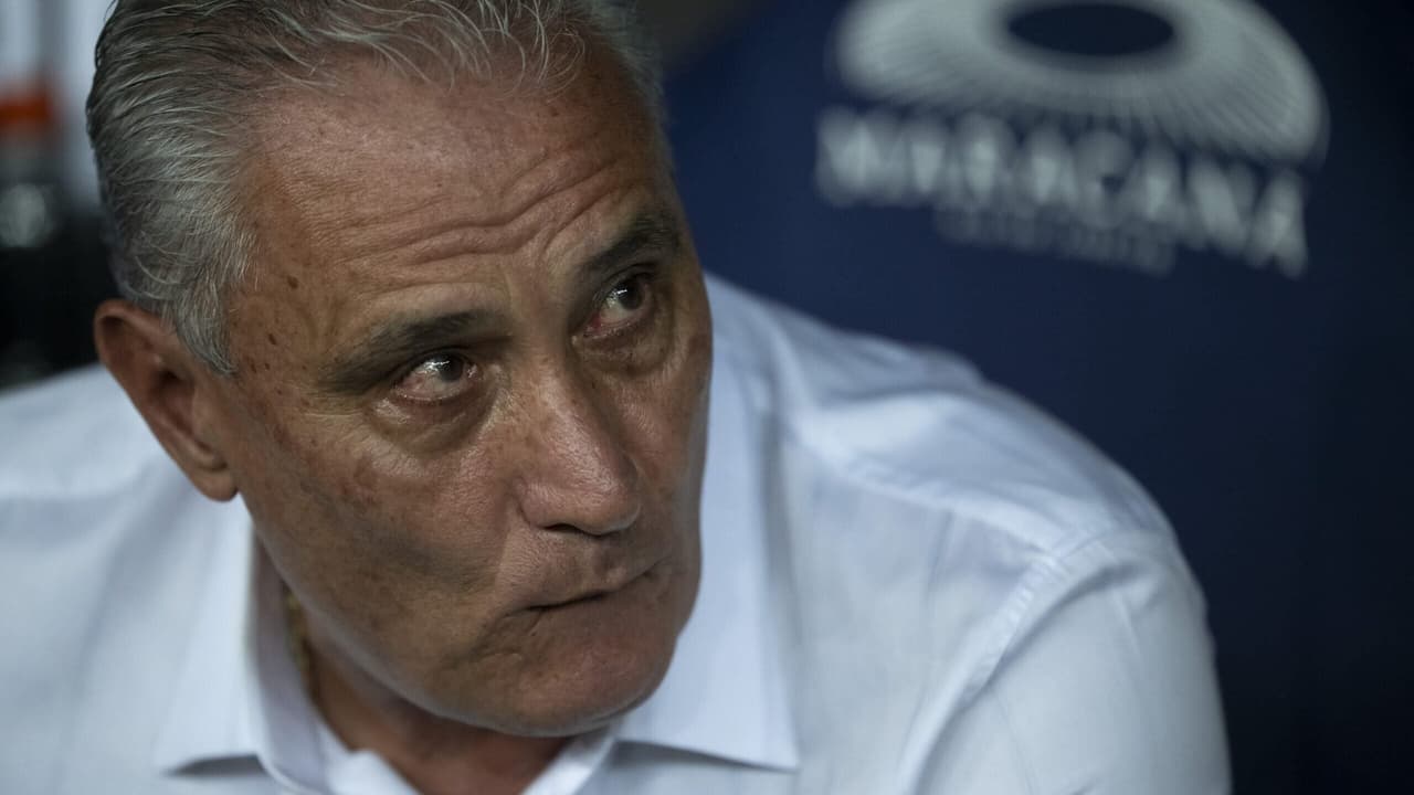 Técnico do Flamengo critica Conmebol por falta de respeito após passar mal