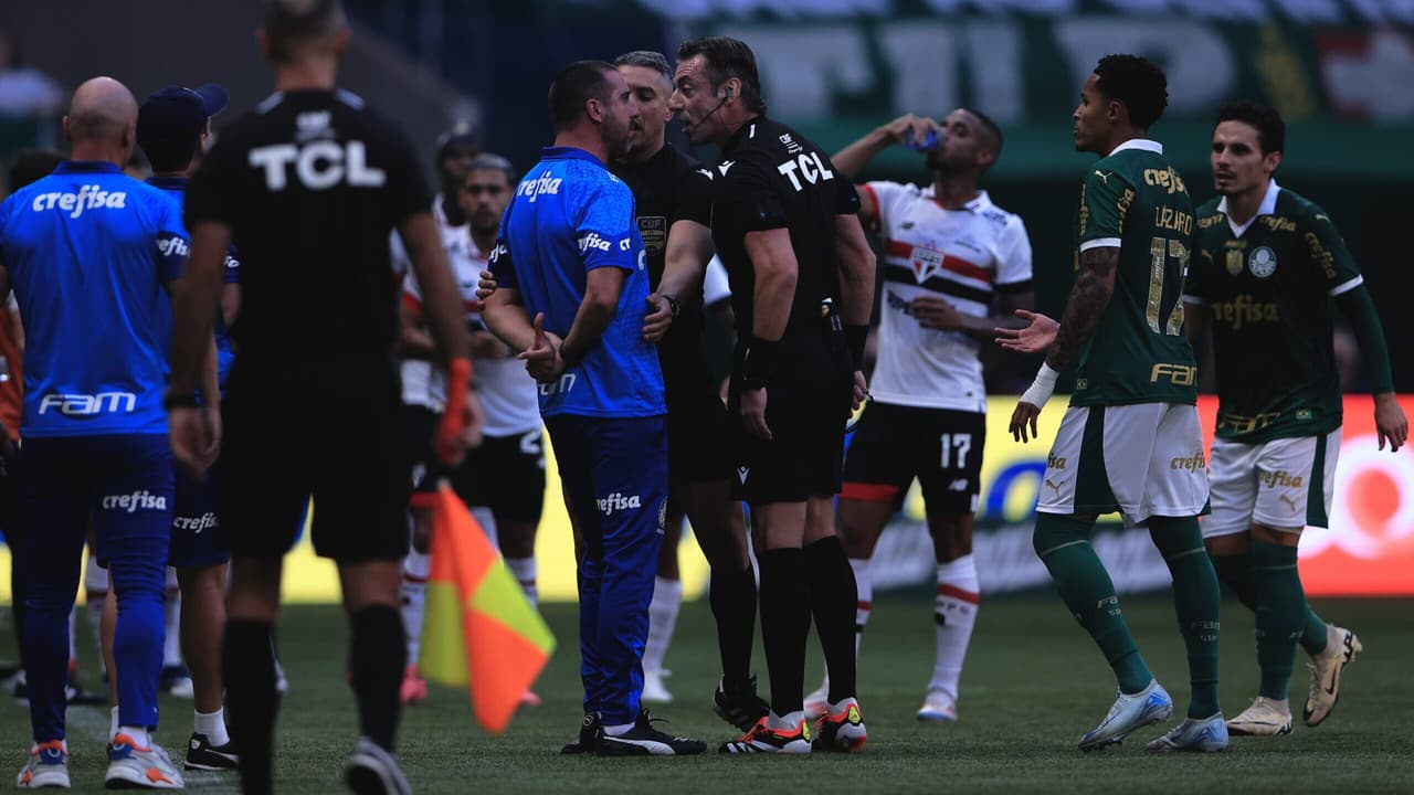 Expulsão de auxiliar de Abel em clássico Palmeiras x São Paulo explicada.