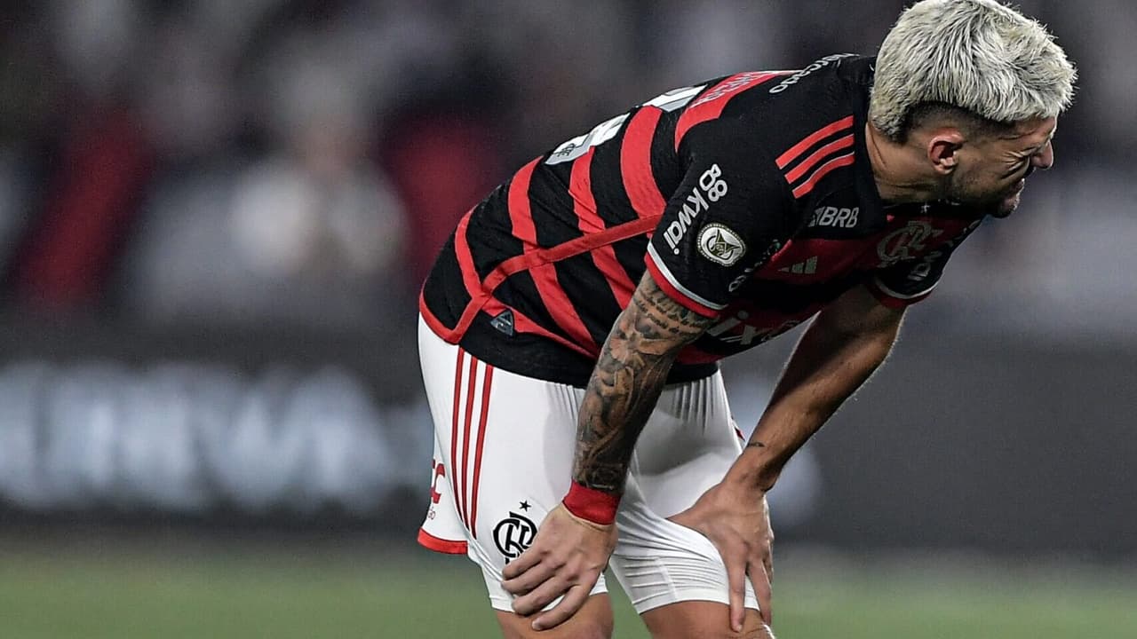 Arrascaeta sente a coxa, é substituído e preocupa Flamengo durante partida.