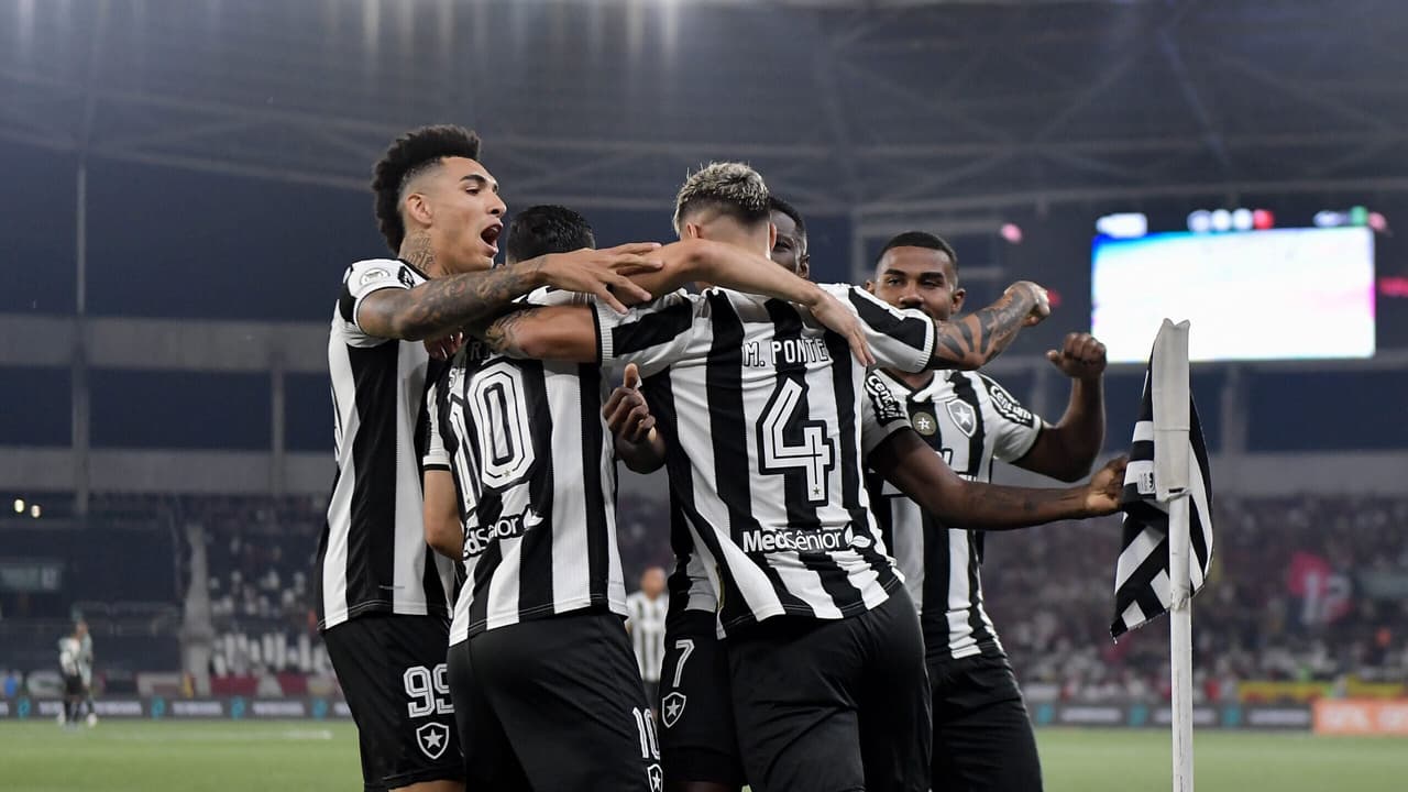 Botafogo domina o Flamengo e volta ao topo do Brasileirão
