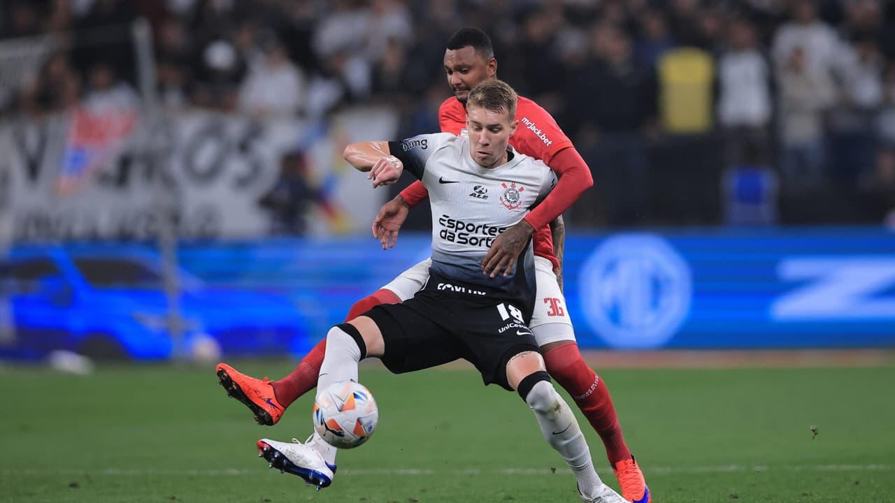 SOCO NO ROSTO! Comentarista aponta lance de possível expulsão em Corinthians x RB Bragantino.