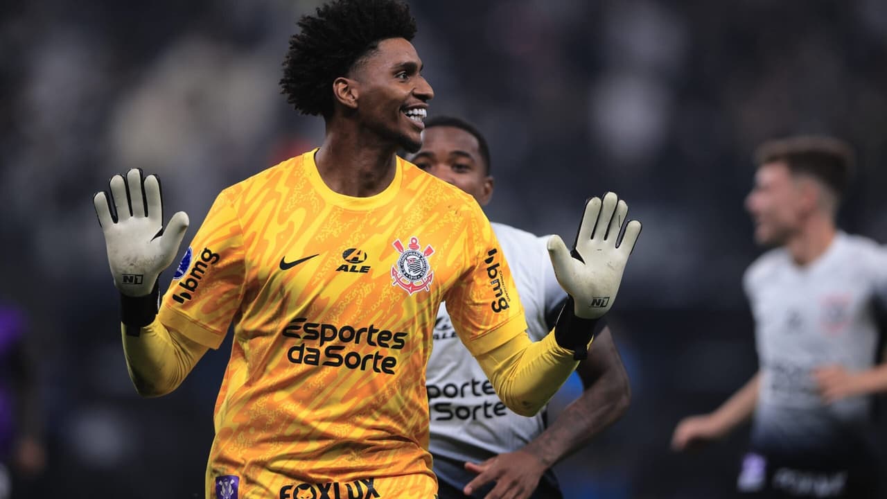 Hugo Souza ultrapassa recorde de Cássio em série de afirmação no Corinthians.