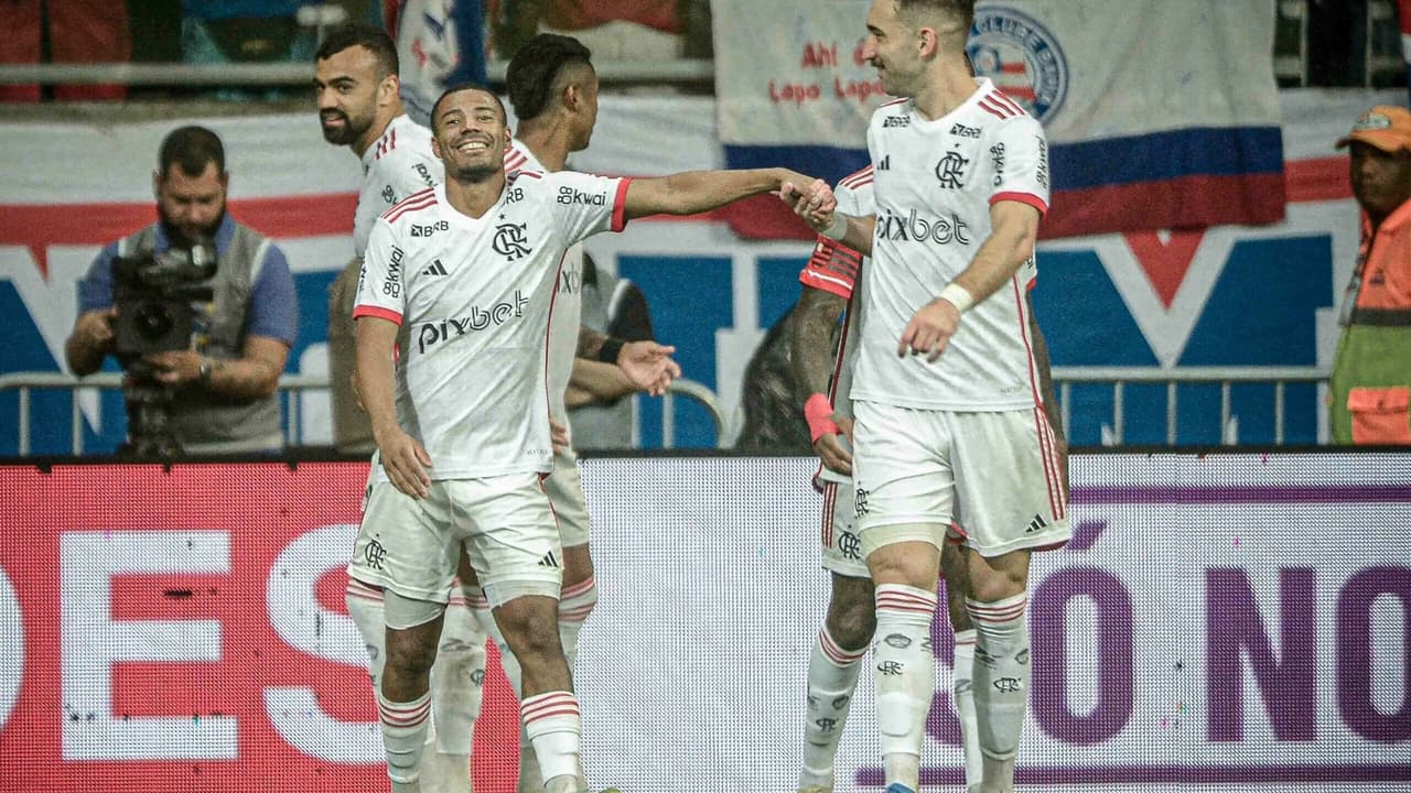 Flamengo se manifesta sobre lesões musculares de Michael e De La Cruz