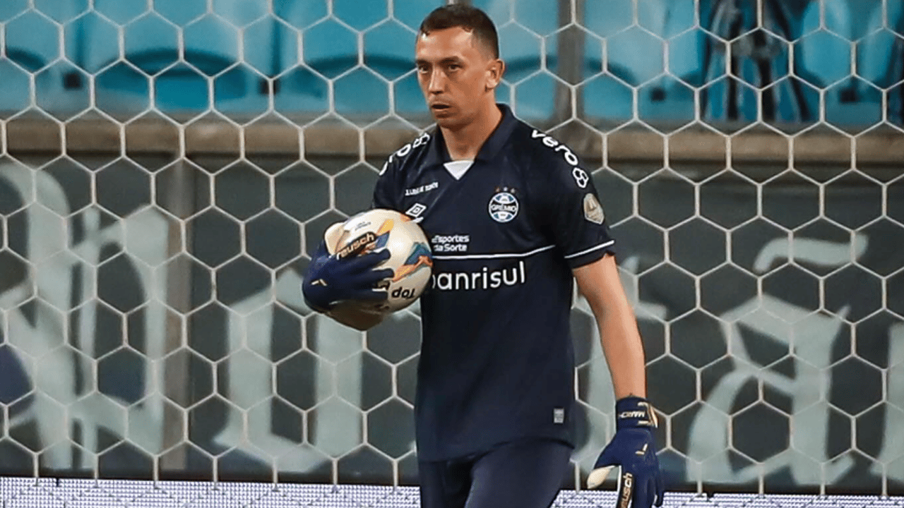 Goleiro do Grêmio Criticado por Batida de Pênalti de Arias: Desempenho Patético