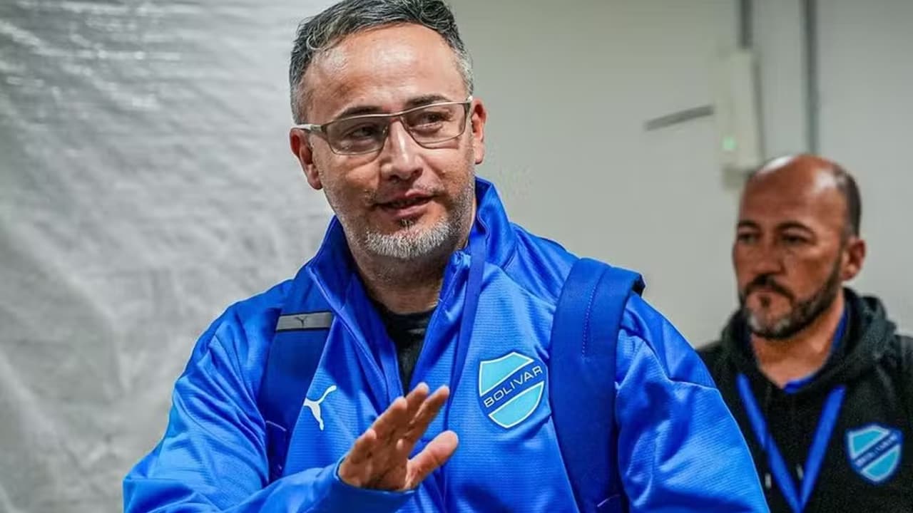 Técnico do Bolívar destaca atuação da equipe e resultado positivo.