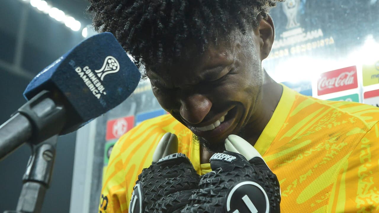 Torcedores do Corinthians exaltam herói da classificação na Copa do Brasil