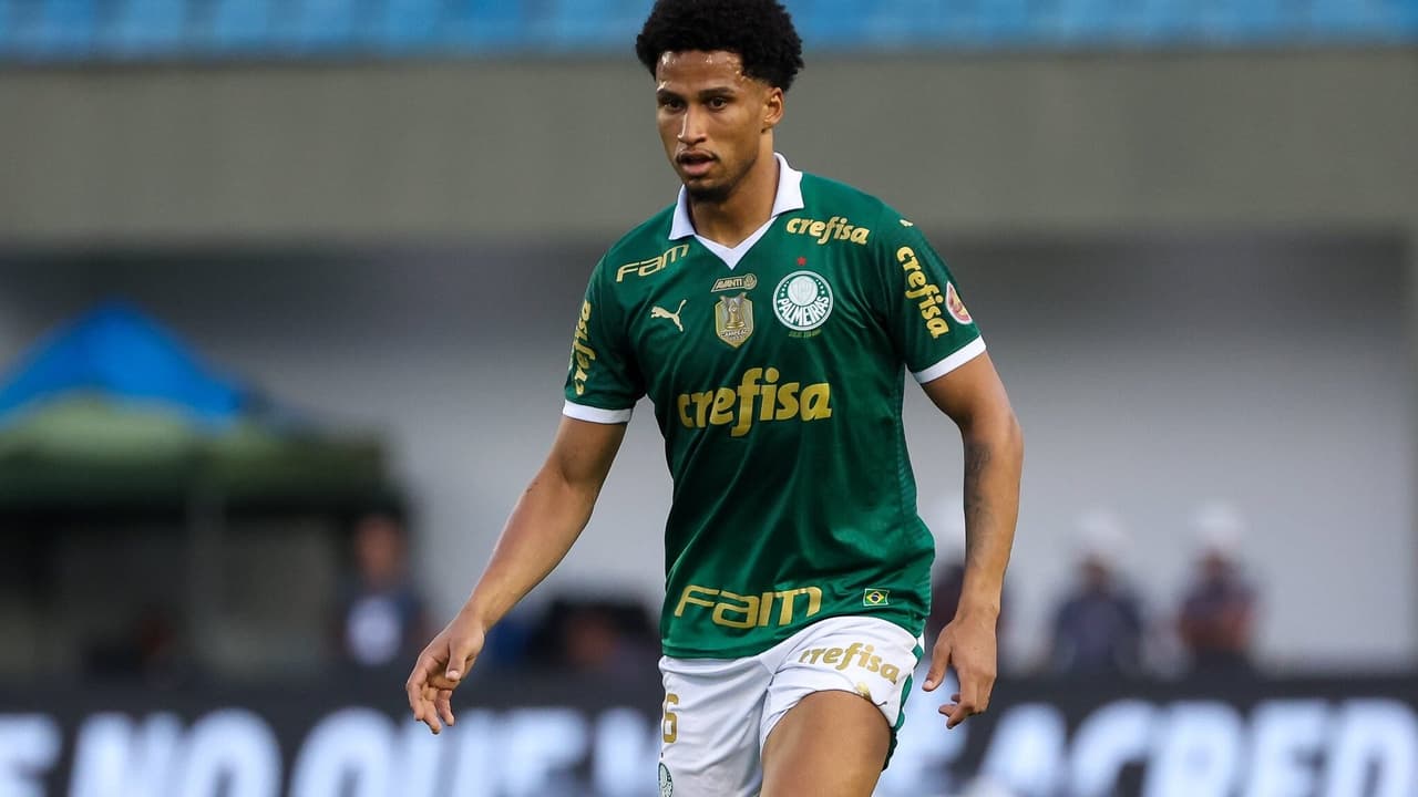 Torcedores criticam titular do Palmeiras em partida contra o Botafogo: decisão questionável.