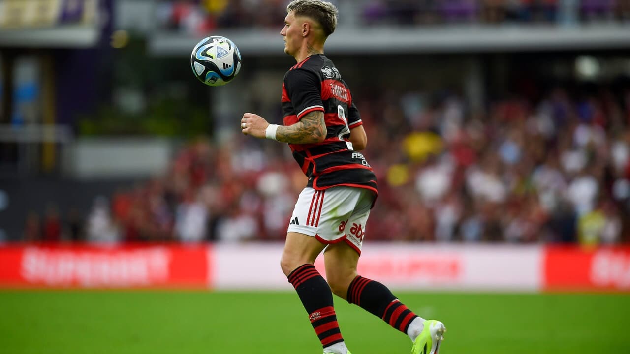 Torcedores criticam atuação de Varela em jogo Flamengo x Palmeiras: Desorientado em campo