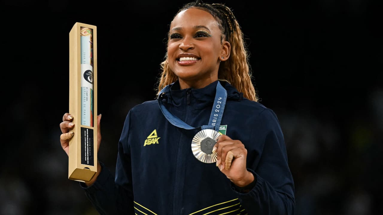 Rebeca Andrade declara seu amor pelo Flamengo e Corinthians no futebol brasileiro.