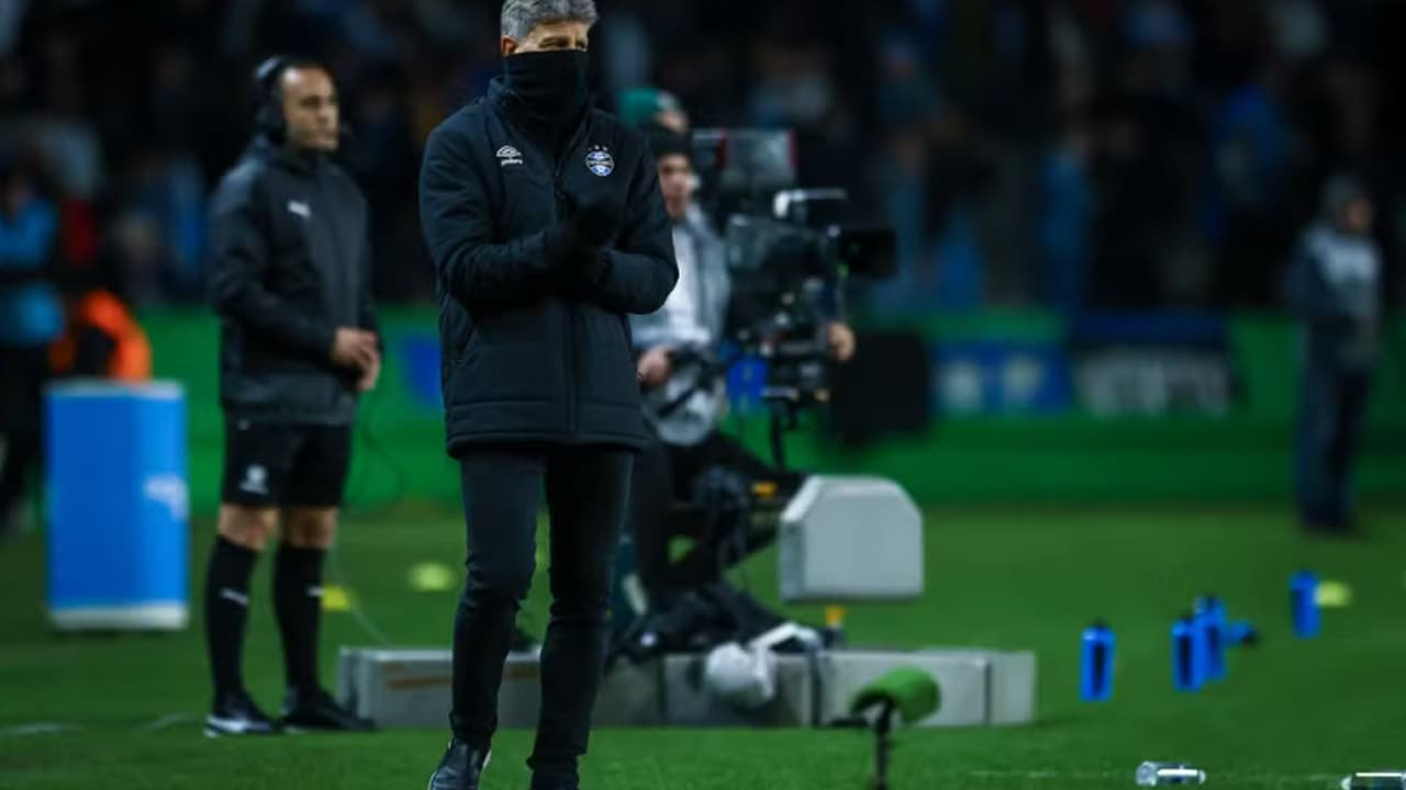 Renato Gaúcho critica expulsão de Paulo Henrique Ganso como único erro do árbitro.