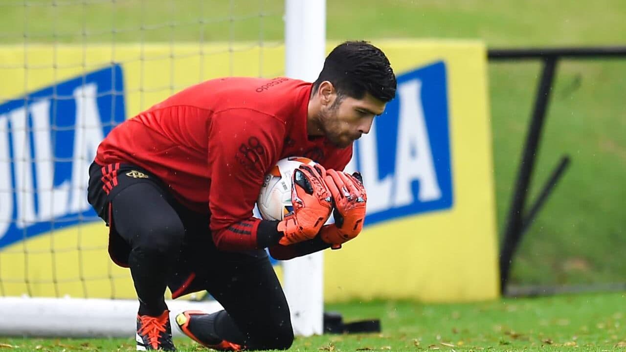 Internautas comparam atitude de Rossi a Diego Alves em Bolívar x Flamengo