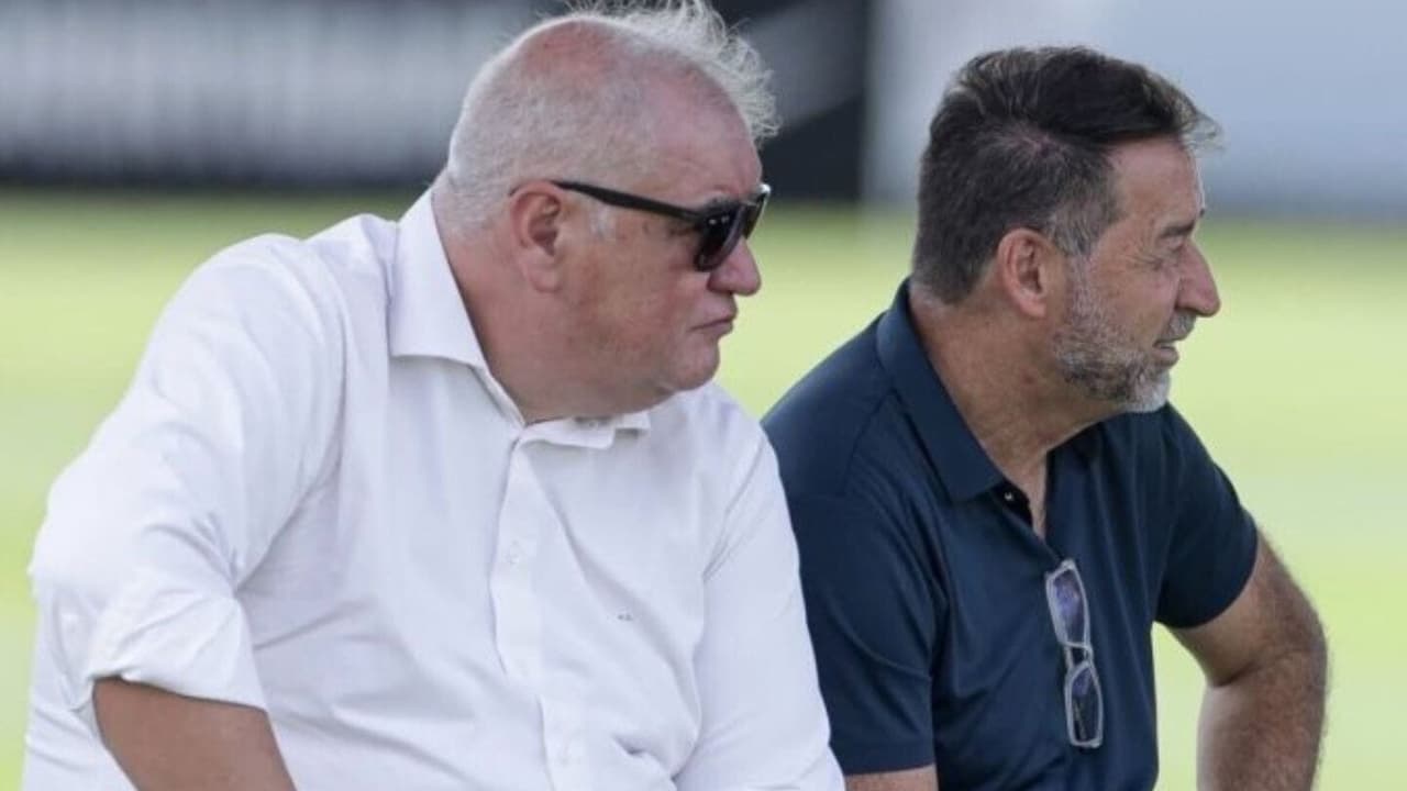 Ex-dirigente acusa crime no Corinthians e pede saída de Augusto Melo.