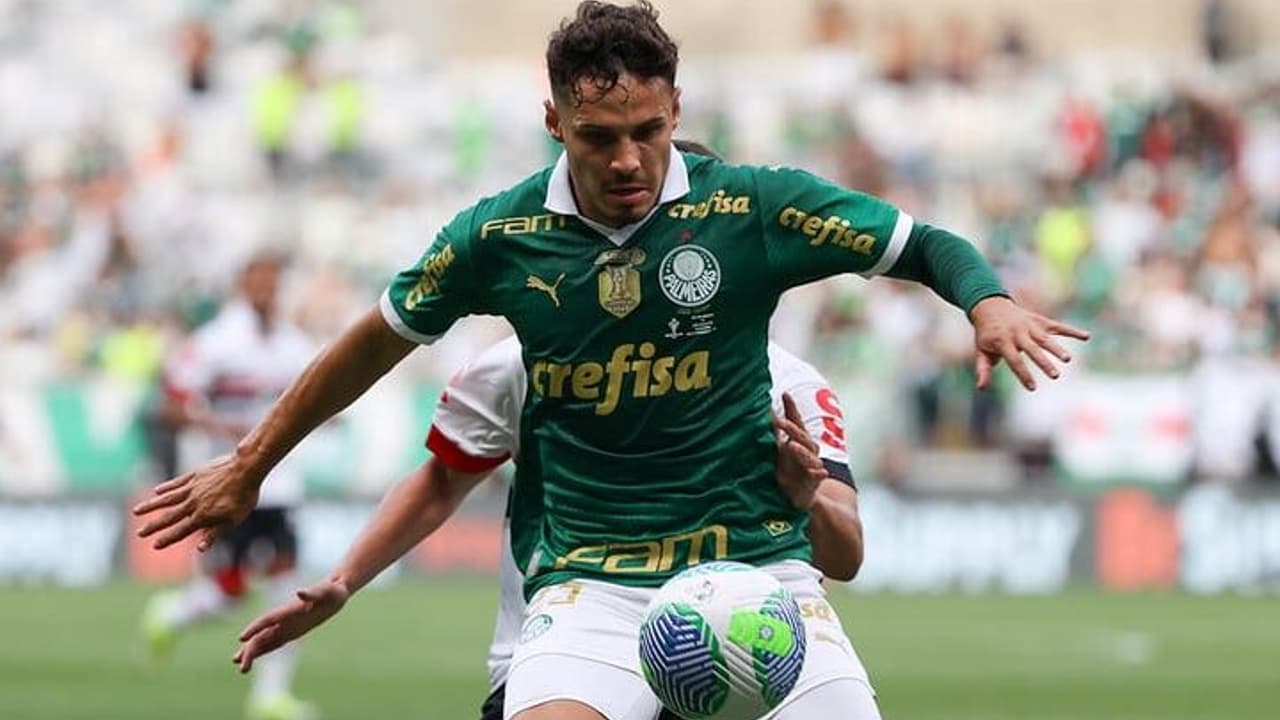 Veiga punido por empurrão em Garro, mas disponível para jogo do Palmeiras.