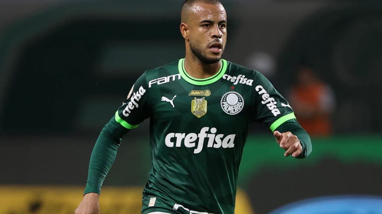 Mayke, lateral do Palmeiras, se lesiona e emociona ao sair de campo.