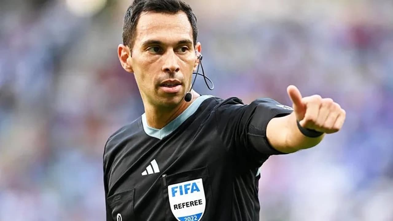 Analista avalia desempenho do árbitro em Peñarol x Flamengo: jogo parado e muita cera.