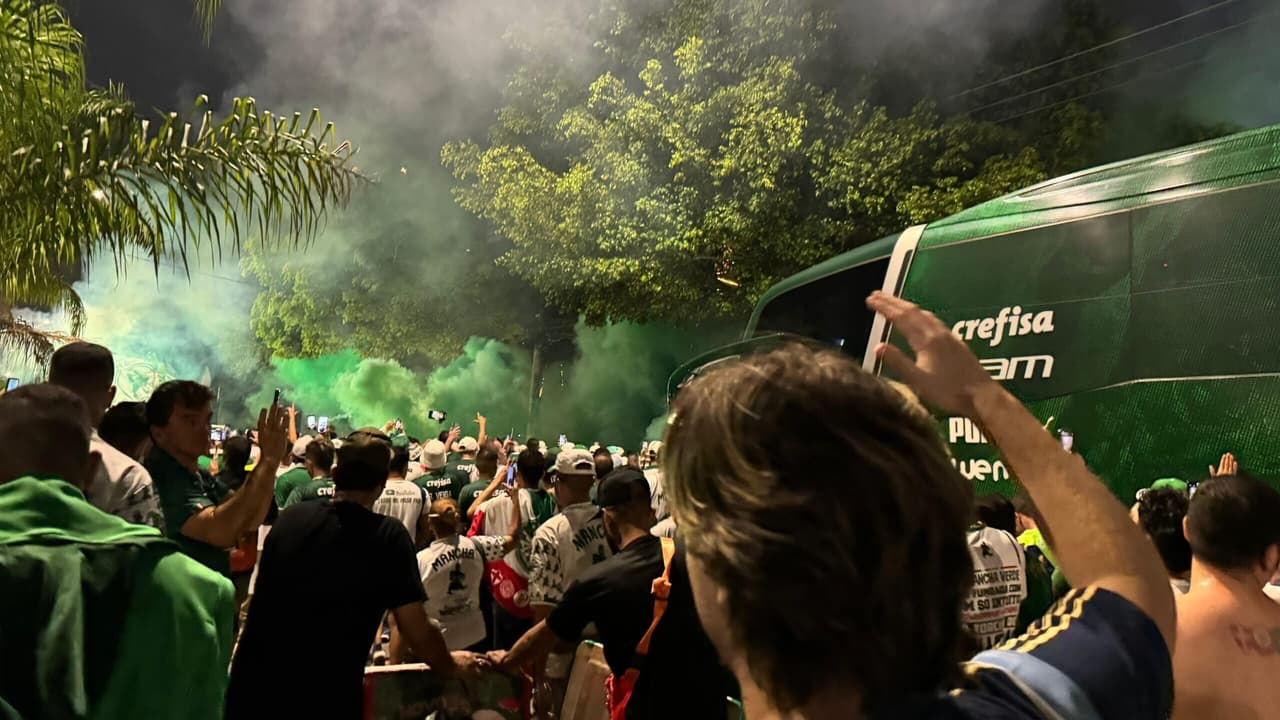 Torcida do Palmeiras provoca e acompanha ônibus dos jogadores até estádio