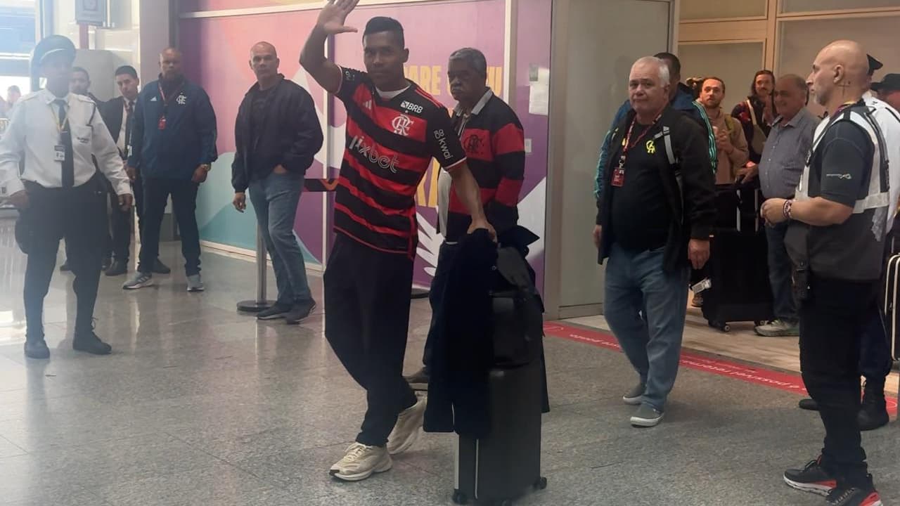 Novo reforço, Alex Sandro, desembarca no Rio de Janeiro para integrar Flamengo