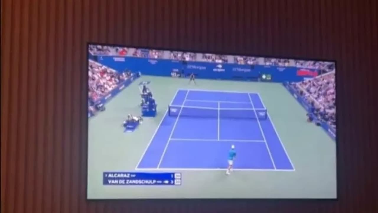 Leo Ortiz interage com reforço do Flamengo, Carlos Alcaraz, em momento descontraído.