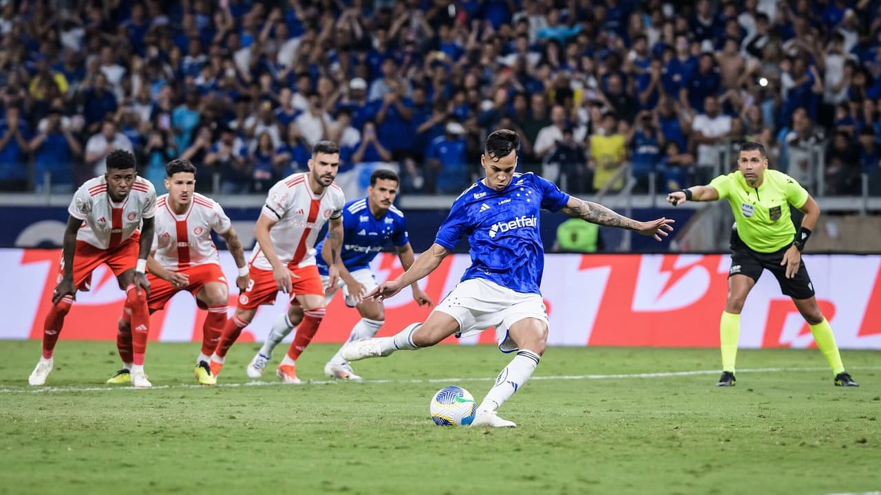 Cruzeiro encerra agosto sem vitórias no Brasileirão: desempenho preocupante do time.