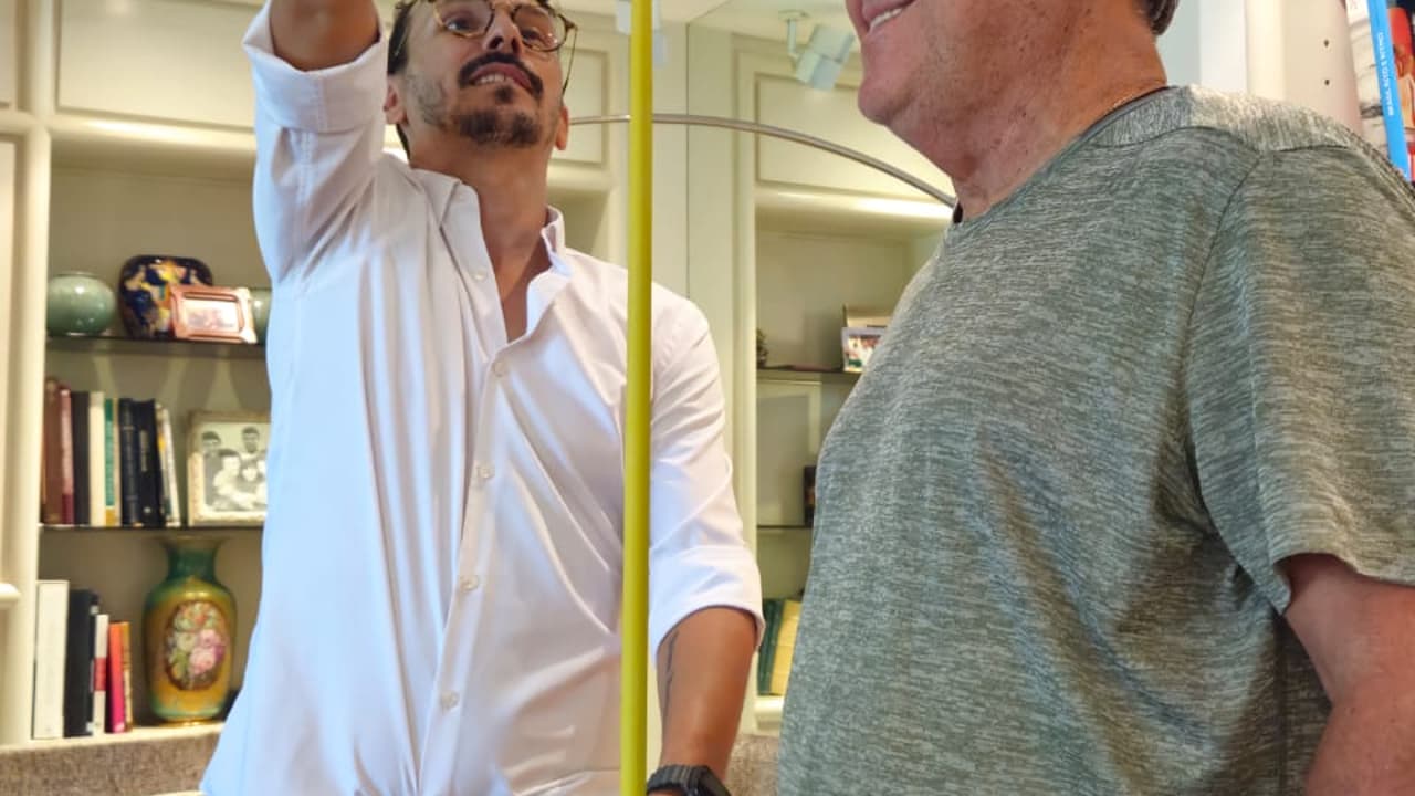 Zico recebe homenagem com estátua no bairro de Quintino