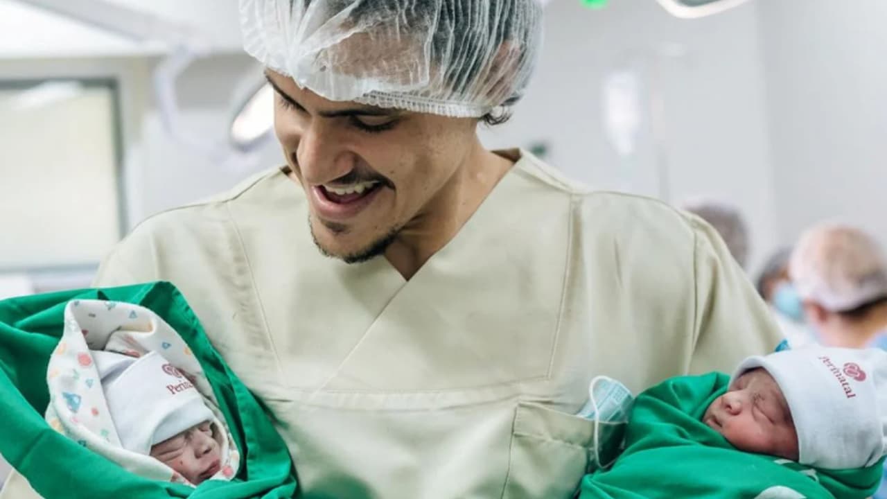 Pedro, do Flamengo, celebra chegada das filhas gêmeas