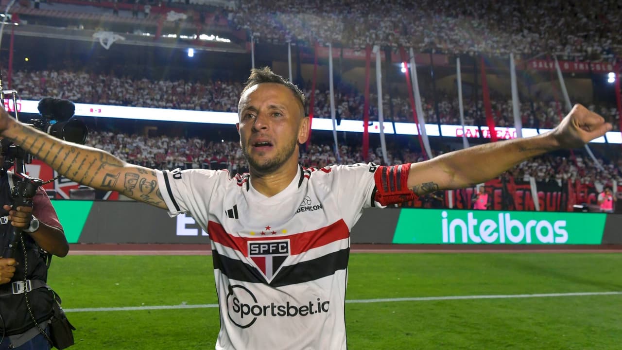 Rafinha titular no São Paulo contra o Goiás: veja escalação provável.
