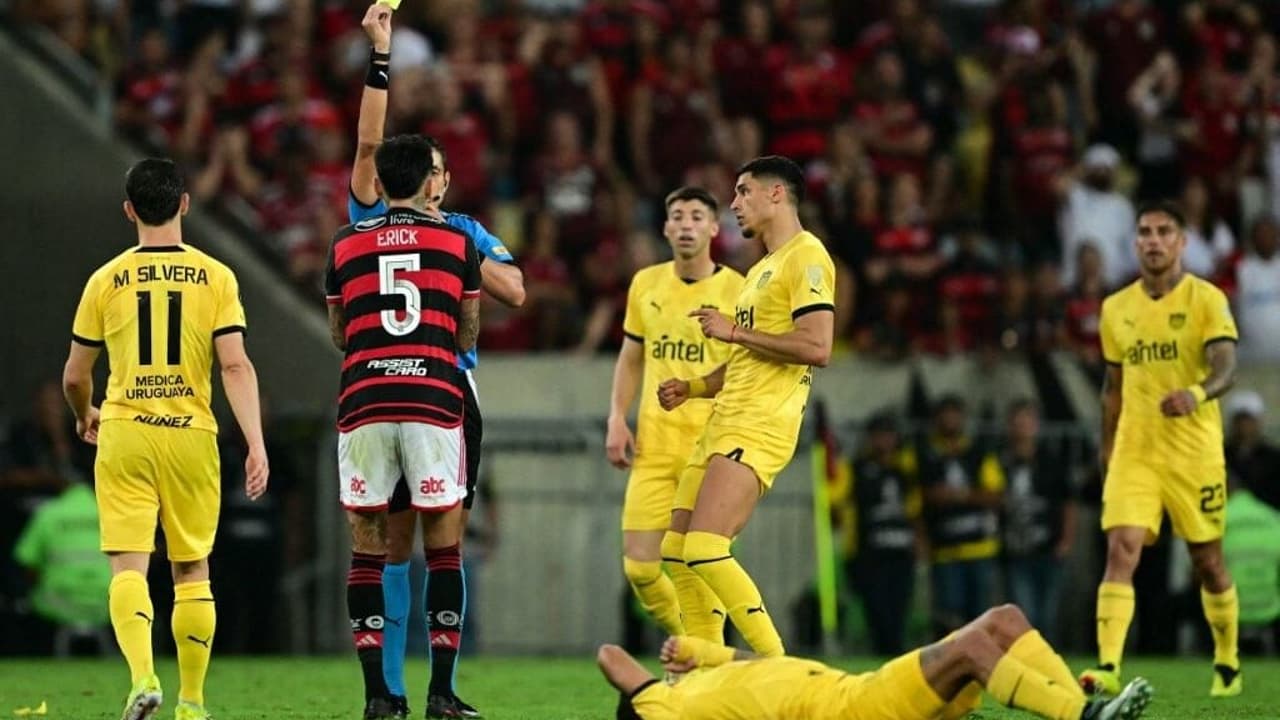 POLÊMICA! Conmebol divulga áudio do VAR em lances polêmicos de Flamengo x Peñarol