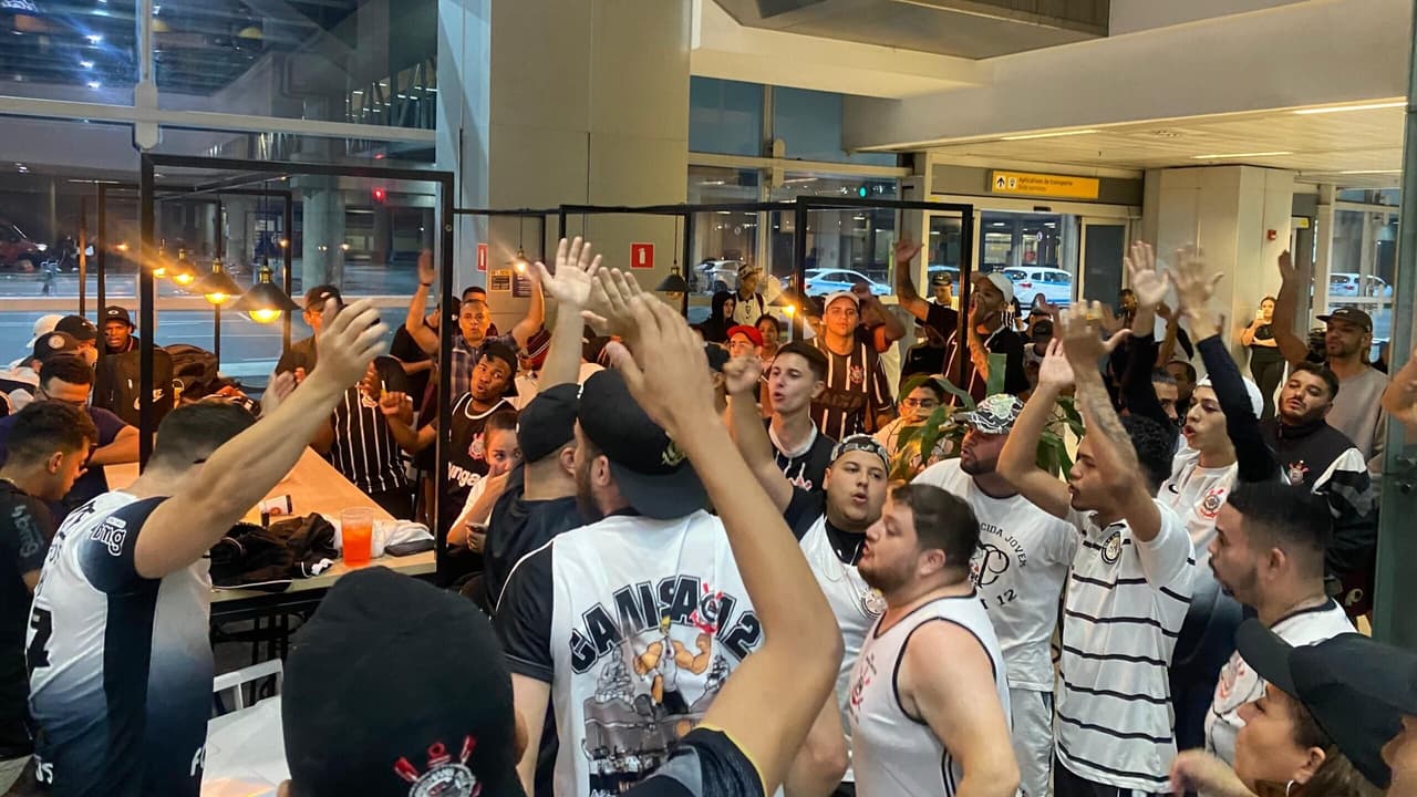 Torcedores Corinthians se aglomeram no aeroporto para recepcionar Depay.