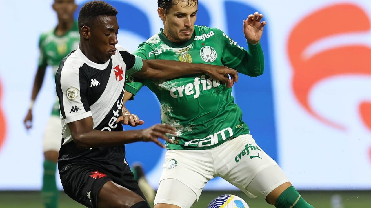 Vasco enfrenta Palmeiras em Série Invicta no Brasileirão: Confronto Decisivo.
