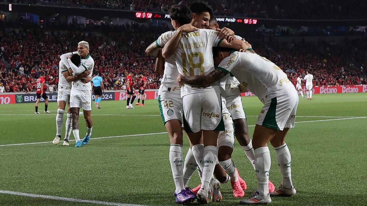Palmeiras supera Athletico-PR, segue na disputa pela liderança e aprofunda crise adversária.
