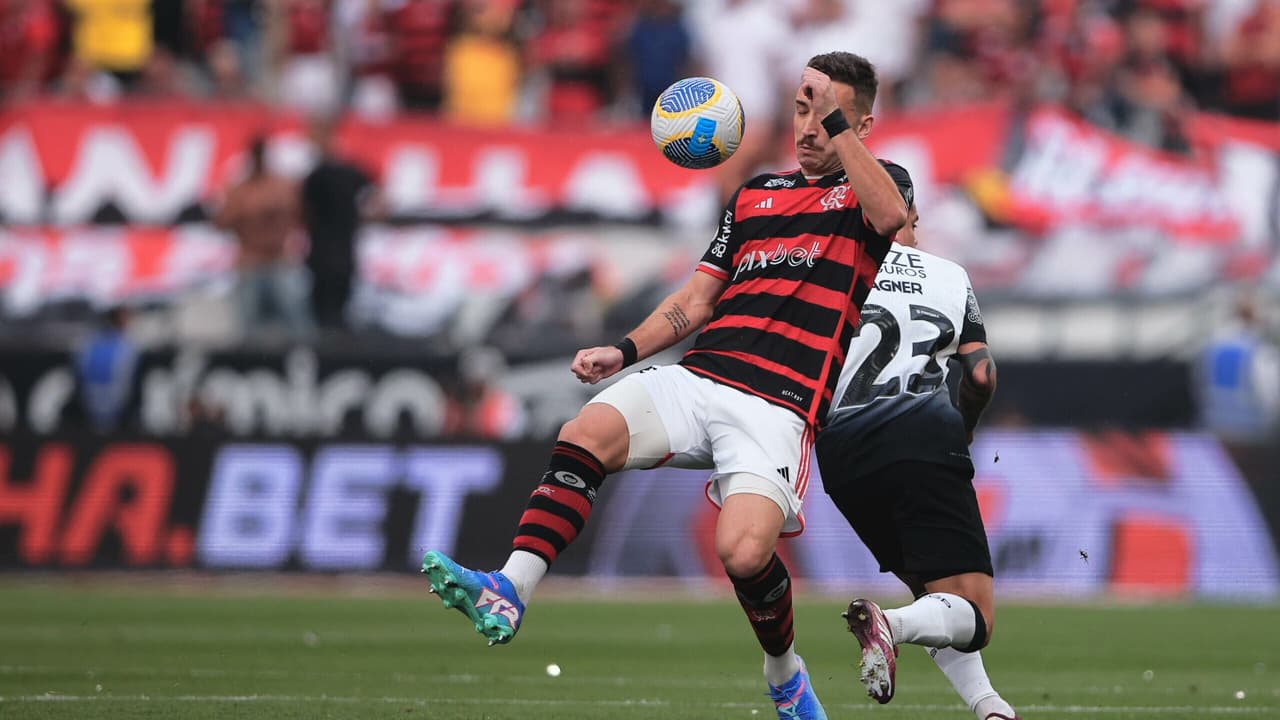 torcedores corinthianos criticam decisão do VAR em partida contra o Flamengo