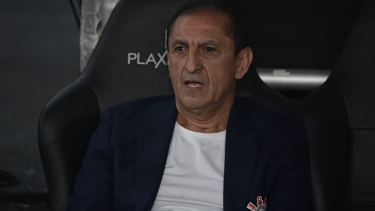 Ramón Díaz busca equilíbrio entre contratações e desempenho no Corinthians.