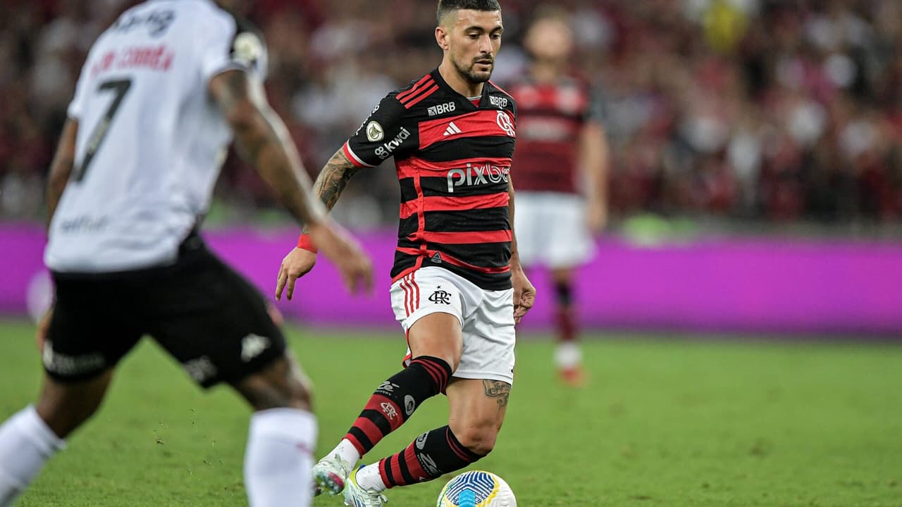 Tite define escalação do Flamengo para enfrentar Peñarol em partida crucial.