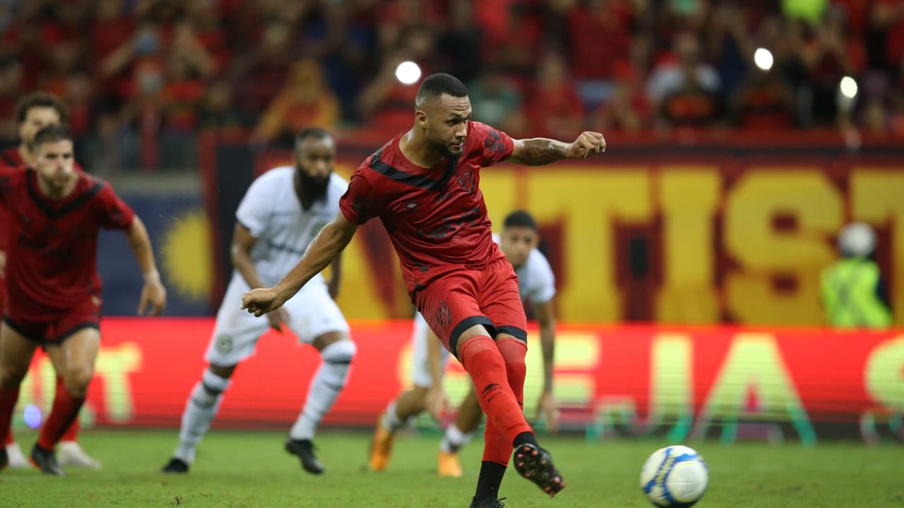 Vila Nova vence e entra no G4, e Sport perde pênalti e empata