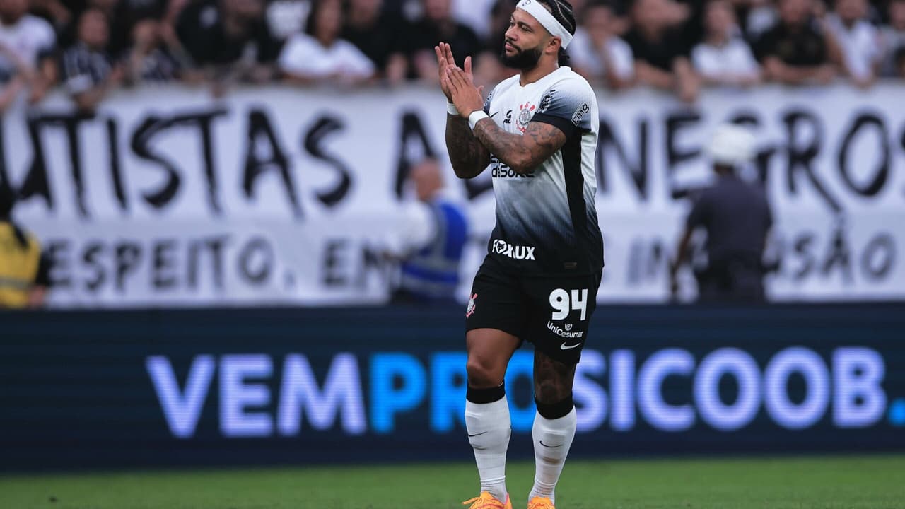 Depay elogia torcida do Corinthians em sua estreia no clube paulista.