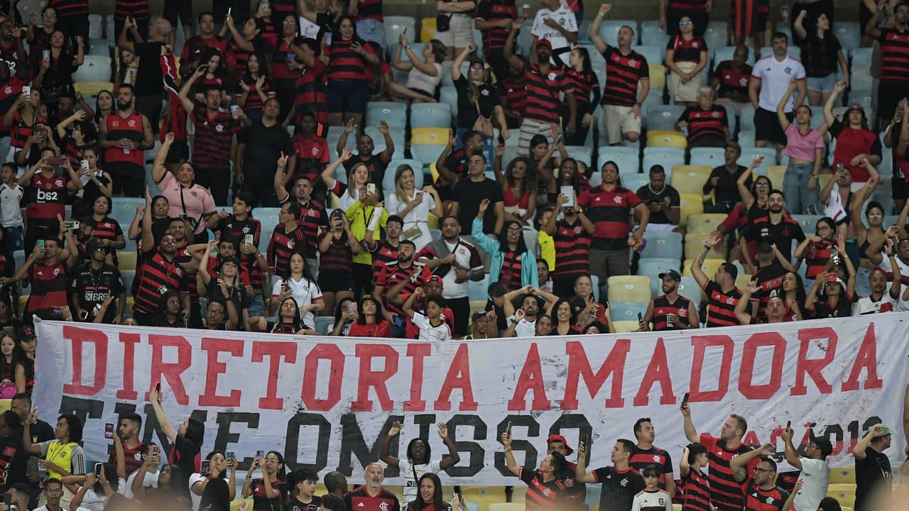 Flamengo registra menor público no Maracanã em meio a protestos da torcida.
