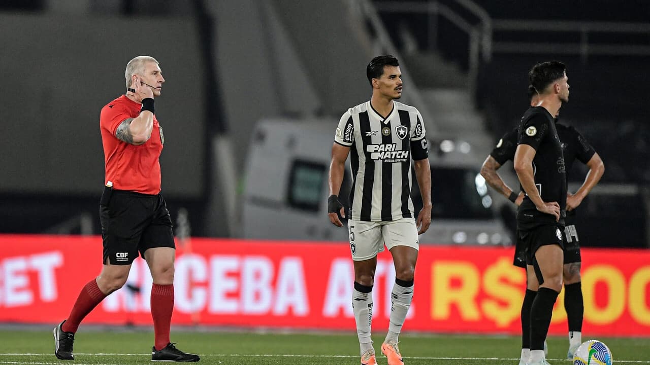 PREJUDICOU O PLACAR? Jornalista aponta erro claro de Anderson Daronco em jogo entre Botafogo e Corinthians.