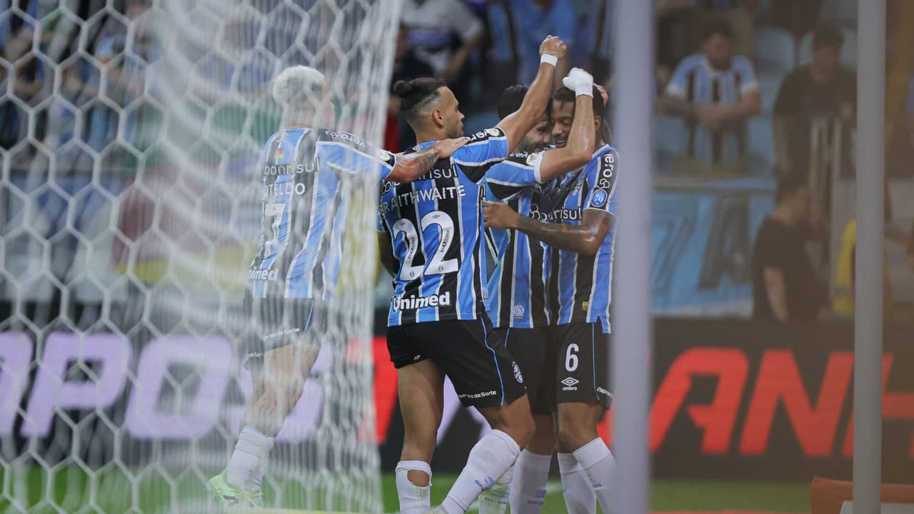 Flamengo vacila e perde para o Grêmio com jogador expulso em Porto Alegre