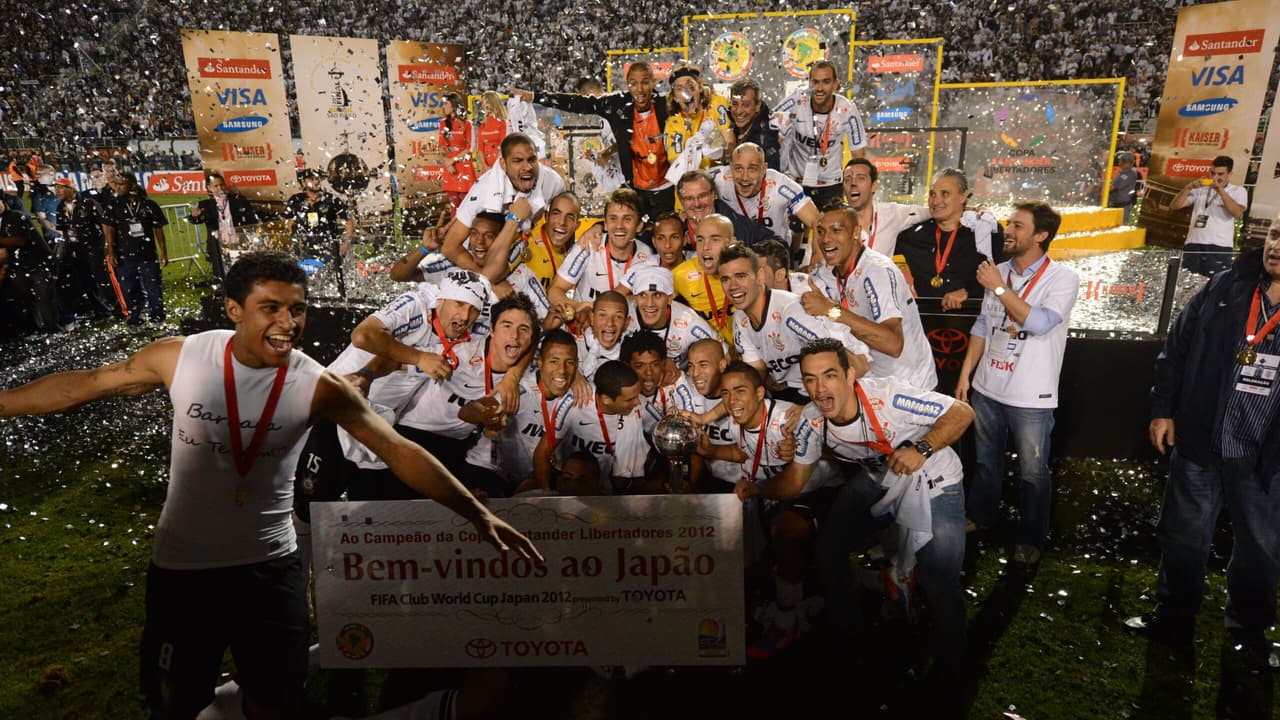 Ídolo do Corinthians encerra carreira aos 36 anos: despedida emocionante no futebol.