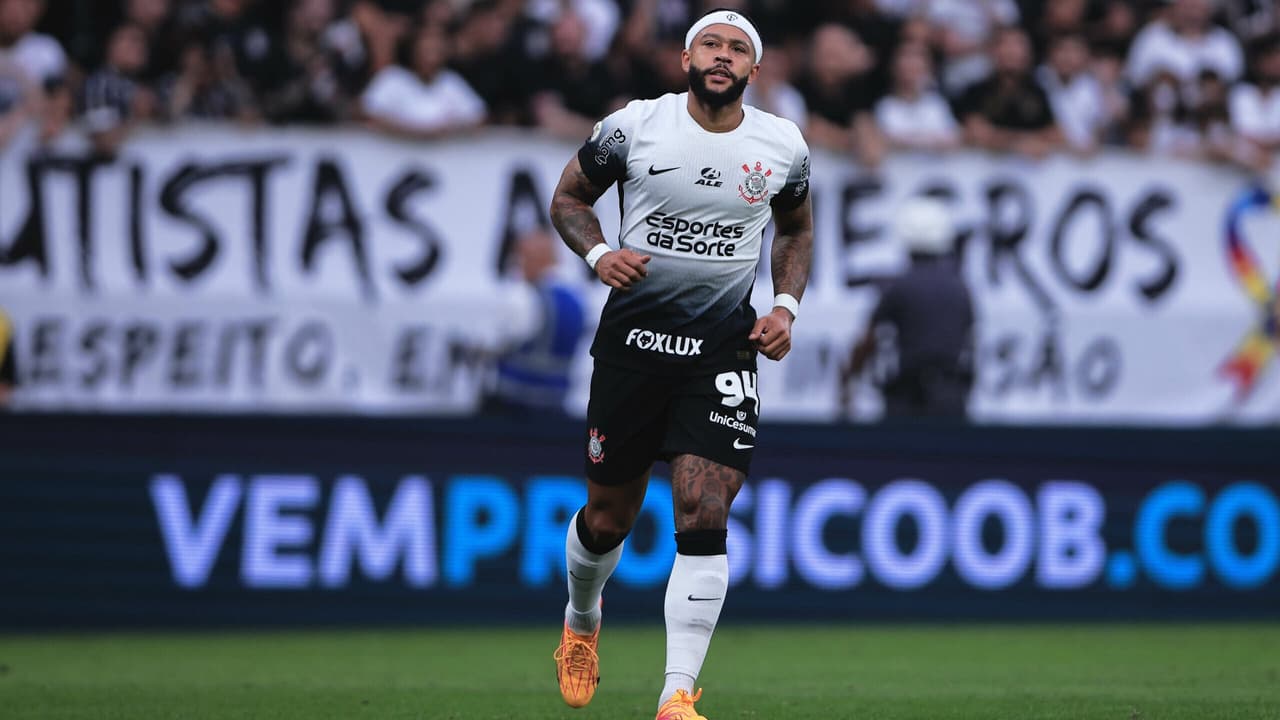 PREOCUPA? Memphis Depay realiza exames no tornozelo esquerdo após lance em jogo.