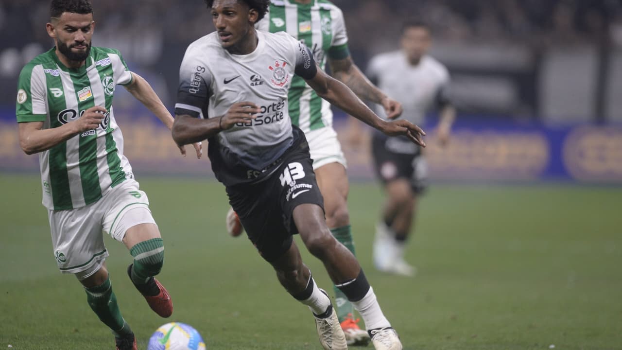 Emiliano Díaz explica substituição de Talles Magno durante classificação do Corinthians.